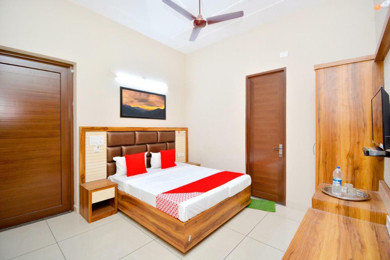 Oyo 40699 Grand Sokhi Hotel Tarn Taran Bagian luar foto